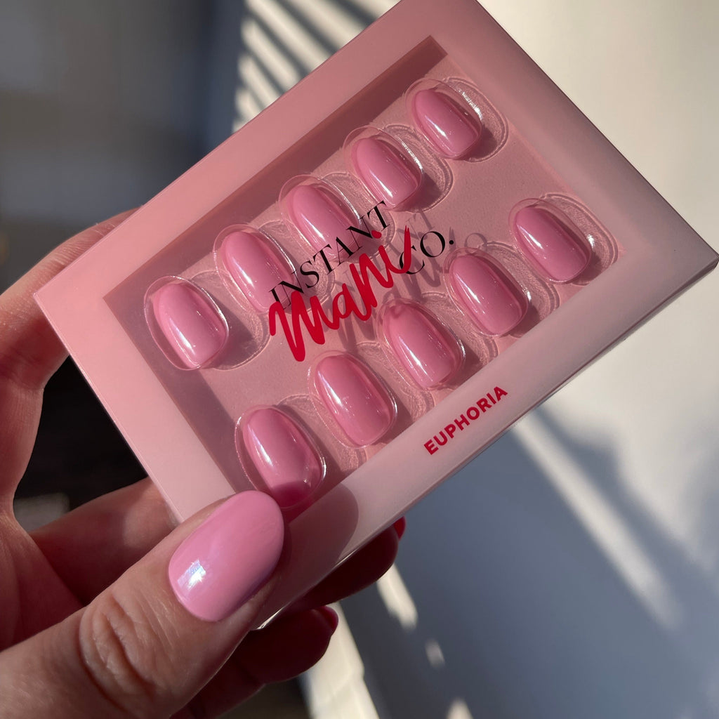 Girl wearing Instant Mani Co. Euphoria pink glazed chrome press on nails 