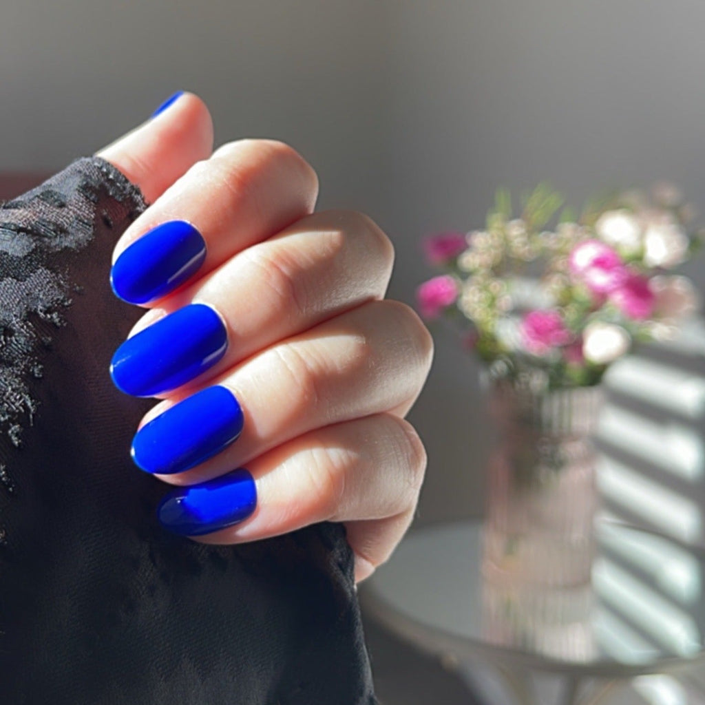 Girl wearing Instant Mani Co Oasis Blue press on nails 