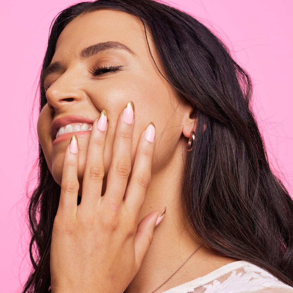 Girl wearing Bond Instant Mani press on nails set
